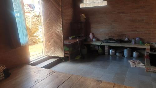 PanjaluにあるVila Baya Agungの窓付きの部屋
