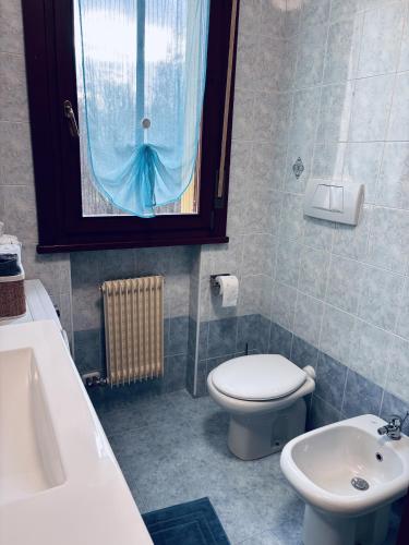 a bathroom with a toilet and a sink at Venice Home perfect for Venice airport free parking in San Liberale