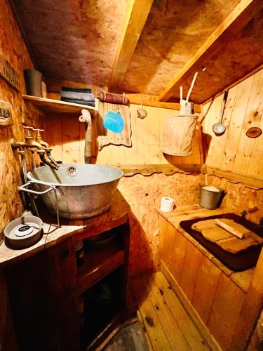 - une cuisine avec évier et comptoir dans la chambre dans l'établissement La cabane perchée du trappeur, à Écrainville