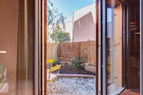 Private Garden Studio 3 Min Walk to Metro