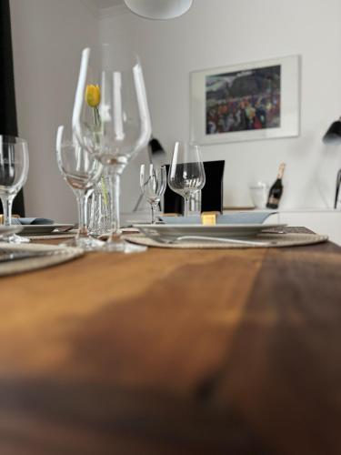 a table with wine glasses and a plate on it at Historie trifft Moderne in Weikersheim