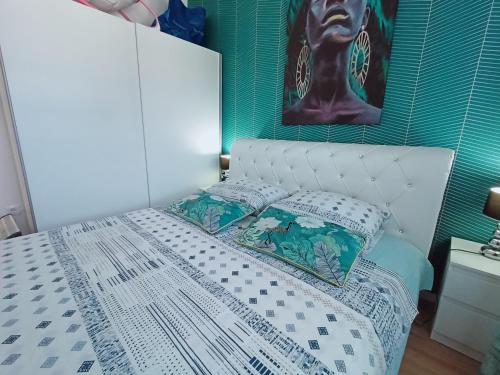a bedroom with a bed with blue and green walls at OPERA LUX APARTMENTS - Green Hill kompleks Sokobanja & Free Parking - kod Akva Parka in Soko Banja
