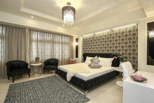 a bedroom with a bed and a desk and chairs at 宜蘭小綠丘民宿 in Luodong