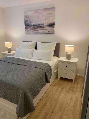 GomaringenにあるWohnung mit Gartenblickのベッドルーム1室(ナイトスタンド2つ、ランプ2つ付)