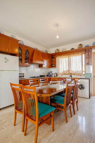 Kuchyň nebo kuchyňský kout v ubytování ARMA Resort, 2-bed Cosy Apartment