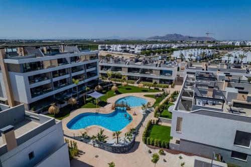 トレ・パチェコにあるCasa Rosalia Lagunaのスイミングプール付きのアパートメント複合施設の空中ビュー