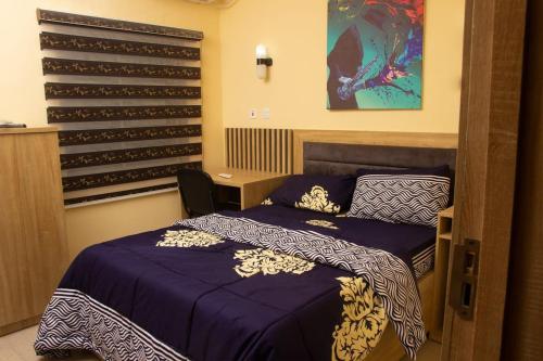 Postel nebo postele na pokoji v ubytování Logos Guest Suites