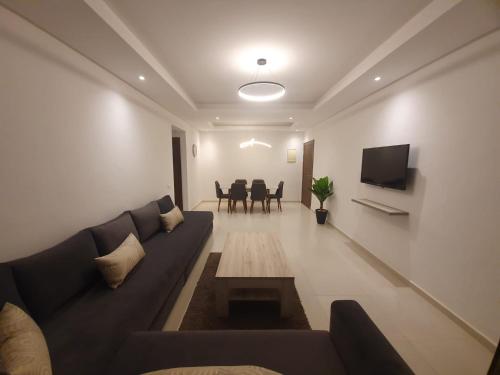 TV a/nebo společenská místnost v ubytování Appartement de Luxe Vue Mer Avec Climatisation ! à 5 minutes à pied de la Plage ! à environ 6 minutes en voiture du centre d'Agadir et à 10 minutes en voiture de Taghazout !