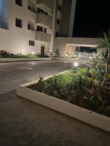 Zahrada ubytování Appartement de Luxe Vue Mer Avec Climatisation ! à 5 minutes à pied de la Plage ! à environ 6 minutes en voiture du centre d'Agadir et à 10 minutes en voiture de Taghazout !