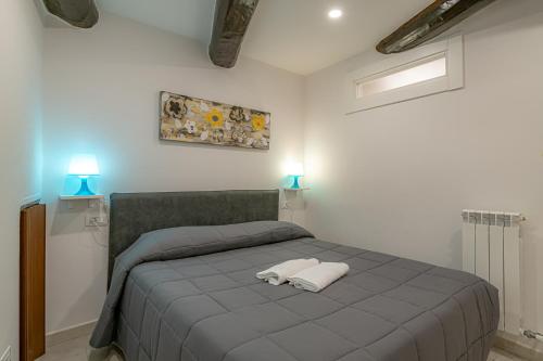 a bedroom with a bed with two pillows on it at Pria de Mar 2 nuovo da giugno 2022 in Riomaggiore