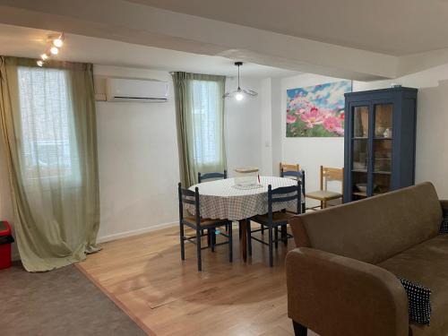 un salon avec une table et un canapé dans l'établissement Le Careyrou, à Paziols