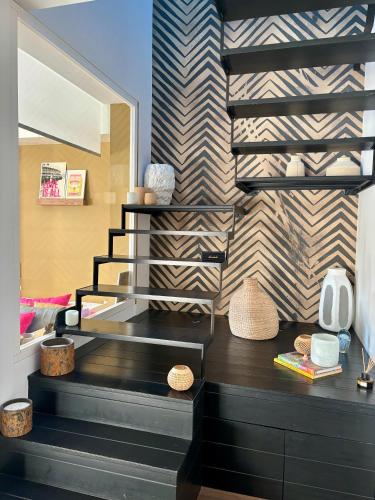 une chambre avec un escalier et une étagère avec des paniers dans l'établissement Duplex moderne 2 chambres entre mer et commerces !, à Wimereux