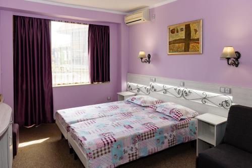 Postel nebo postele na pokoji v ubytování Kirios Hotel