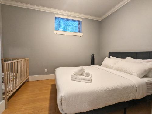 Ένα ή περισσότερα κρεβάτια σε δωμάτιο στο Cozy home in Vancouver