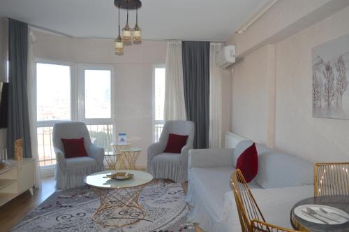Una sala de estar con un sofá y sillas y una mesa. en King Suite SS18, en Estambul
