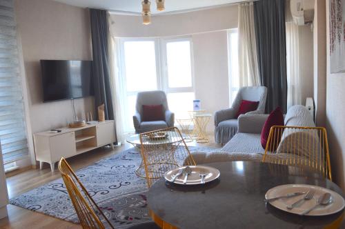 una sala de estar con una mesa y sillas en King Suite SS18, en Estambul