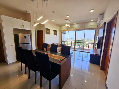 Η κουζίνα ή μικρή κουζίνα στο Kingsview Residencies Luxury Apartment
