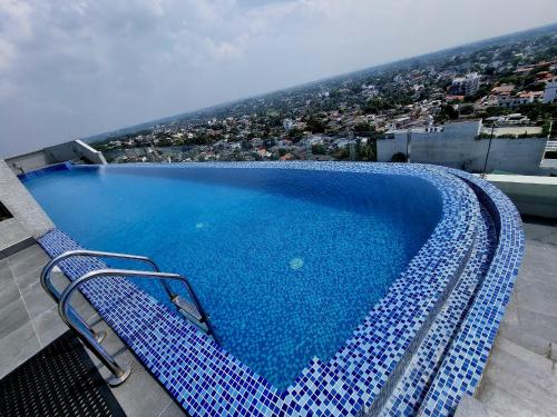 Πισίνα στο ή κοντά στο Kingsview Residencies Luxury Apartment