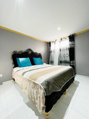 une chambre avec un grand lit avec des oreillers bleus dans l'établissement Bel appartement Épinay sur Seine près du stade de France, à Épinay-sur-Seine