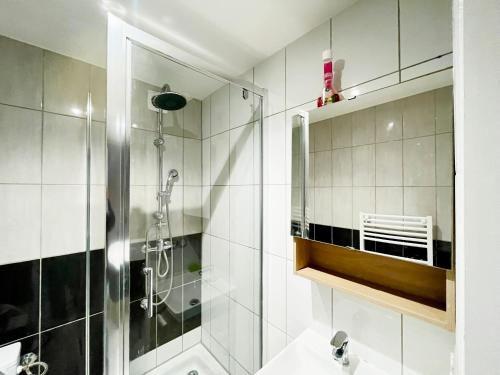une salle de bain avec douche et lavabo dans l'établissement Bel appartement Épinay sur Seine près du stade de France, à Épinay-sur-Seine