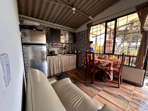 ein Wohnzimmer mit Sofa und Tisch in der Unterkunft El Refugio de Paipa Lugar de Descanso y Tranquilidad in Paipa