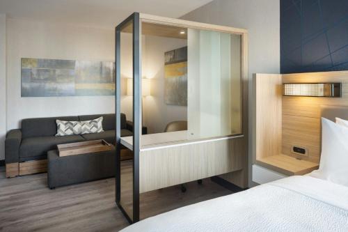 Una cama o camas en una habitación de Springhill Suites by Marriott Newburgh Evansville