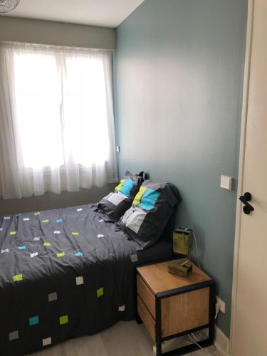 une chambre avec un lit et une fenêtre dans l'établissement T2 avec parking La Rochelle, à La Rochelle