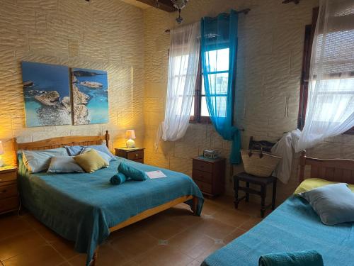 Postel nebo postele na pokoji v ubytování Gozo Sunset Farmhouse