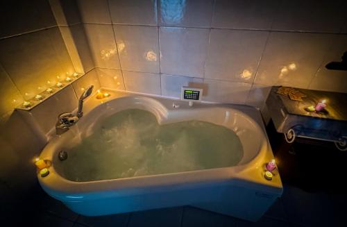 een badkamer met een bad en kerstverlichting bij Lusso & Relax - 3 Camere, Jacuzzi, Parcheggio in Turijn