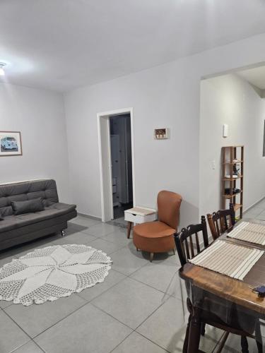 a living room with a couch and a table at Hospedaria Caminho da Toca Centro in Passa Quatro