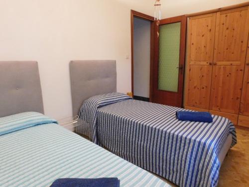 two beds sitting next to each other in a room at Villa Maria Lake View,7 minuti a piedi dal centro, parcheggio privato in Torri del Benaco