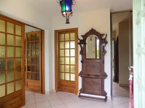 - un couloir avec une porte en bois et un miroir dans l'établissement Saint Georges de Didonne - MAISON de CARACTERE avec GRAND JARDIN - excentré, à Saint-Georges-de-Didonne