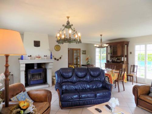 un salon avec un canapé et une cheminée dans l'établissement Saint Georges de Didonne - MAISON de CARACTERE avec GRAND JARDIN - excentré, à Saint-Georges-de-Didonne