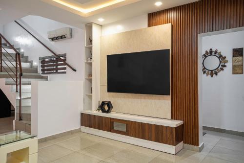 Una televisión o centro de entretenimiento en T0T3 Homes