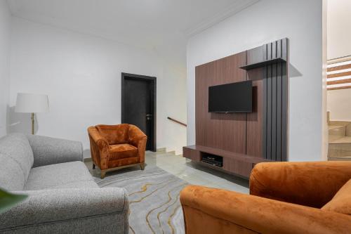 Una televisión o centro de entretenimiento en T0T3 Homes