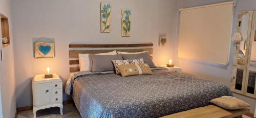 Casitas Volver a Nacer في كاربينتيريا: غرفة نوم بها سرير مع مصباحين