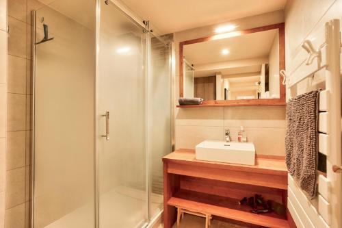a bathroom with a sink and a shower at Résidence les Chardons - maeva Home - Appartement chaleureux 4 pièces 8 personnes - Prestige - super Home MAE-3341 in Arc 1800