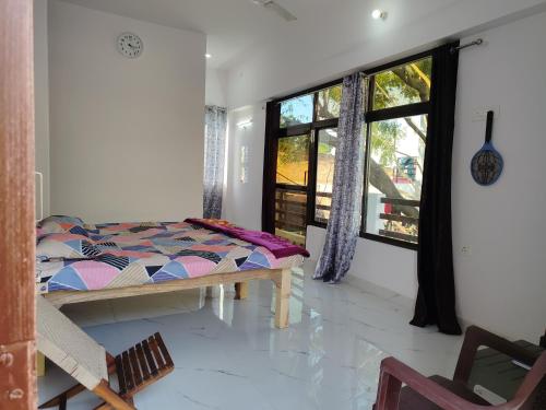 Voodi või voodid majutusasutuse Bageecha - Mahakumbh Ki Yaadon Ka toas