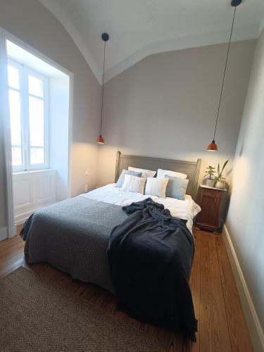 une chambre avec un grand lit avec une grande fenêtre dans l'établissement Eine Magnanerie in der Provence, à Bouchet