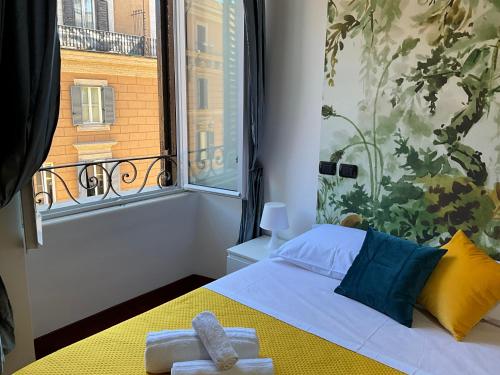 una camera da letto con un letto con due asciugamani sopra di Maria House Saint Peter a Roma