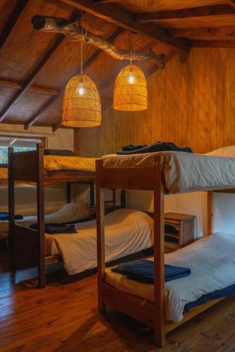 Кровать или кровати в номере Cabaña SUR en Llanos del Castor