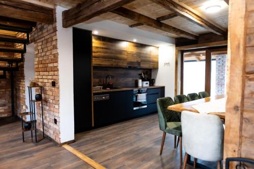 una cucina e una sala da pranzo con tavolo e sedie di Kuća za odmor Toma a Prvan Selo
