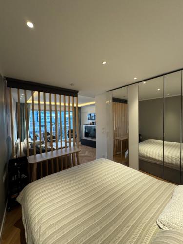 une chambre avec deux lits et une grande fenêtre dans l'établissement 2 bedroom apartment renovated in the heart of Paris, à Paris