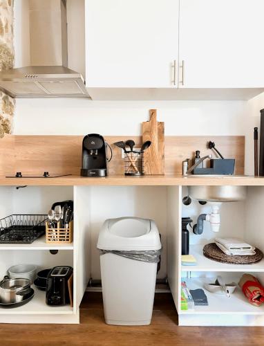 une cuisine avec des étagères blanches et un évier dans l'établissement Apartment Vallauris, à Vallauris