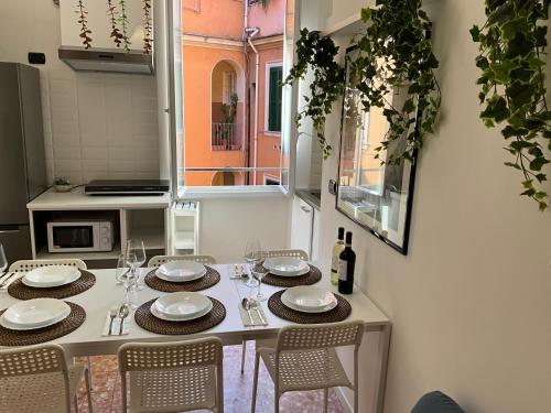 tavolo da pranzo con sedie e tavolo bianco con bicchieri di Maria House Saint Peter a Roma