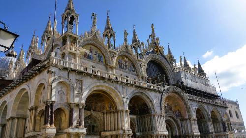 a large building with many spires on top of it at Ferienwohnung Maderno in Affoltern