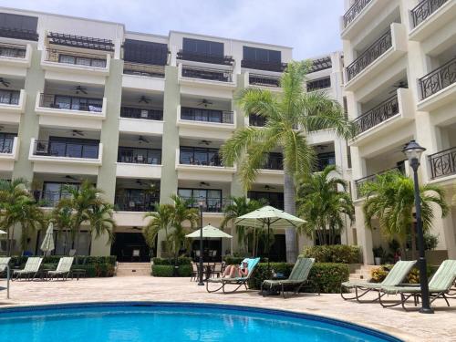 a hotel with a swimming pool in front of a building at Aruba Stop by The Stop Club in Palm-Eagle Beach
