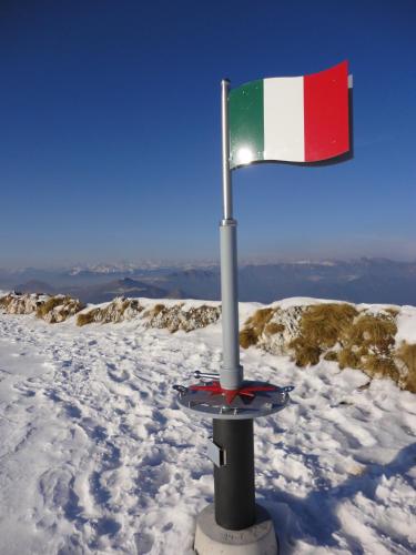 a flag on top of a mountain in the snow at Ferienwohnung Maderno in Affoltern