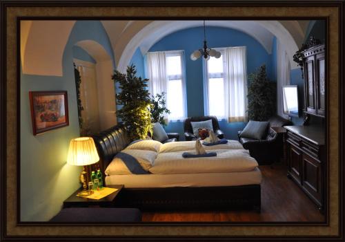 Centrum Tiffany Pension في دوماجليتسي: غرفة نوم بسرير كبير وغرفة معيشة