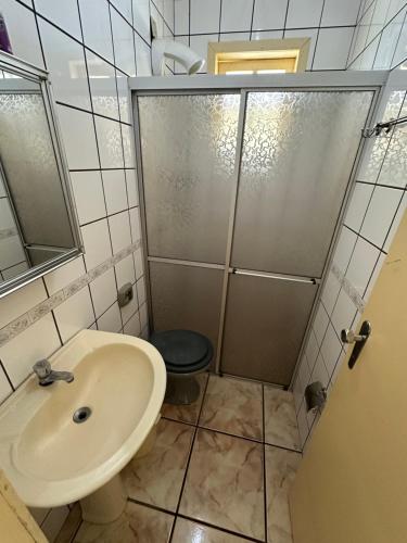 bagno con lavandino, doccia e servizi igienici di Chalé Condomínio Vila Suiça - Balneário Rincão a Vila Nova